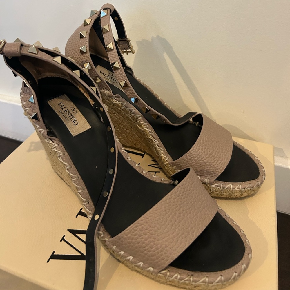 Valentino Garavani Rockstud Wedge Espadrille Sandals Taupe – Leather – Platform
